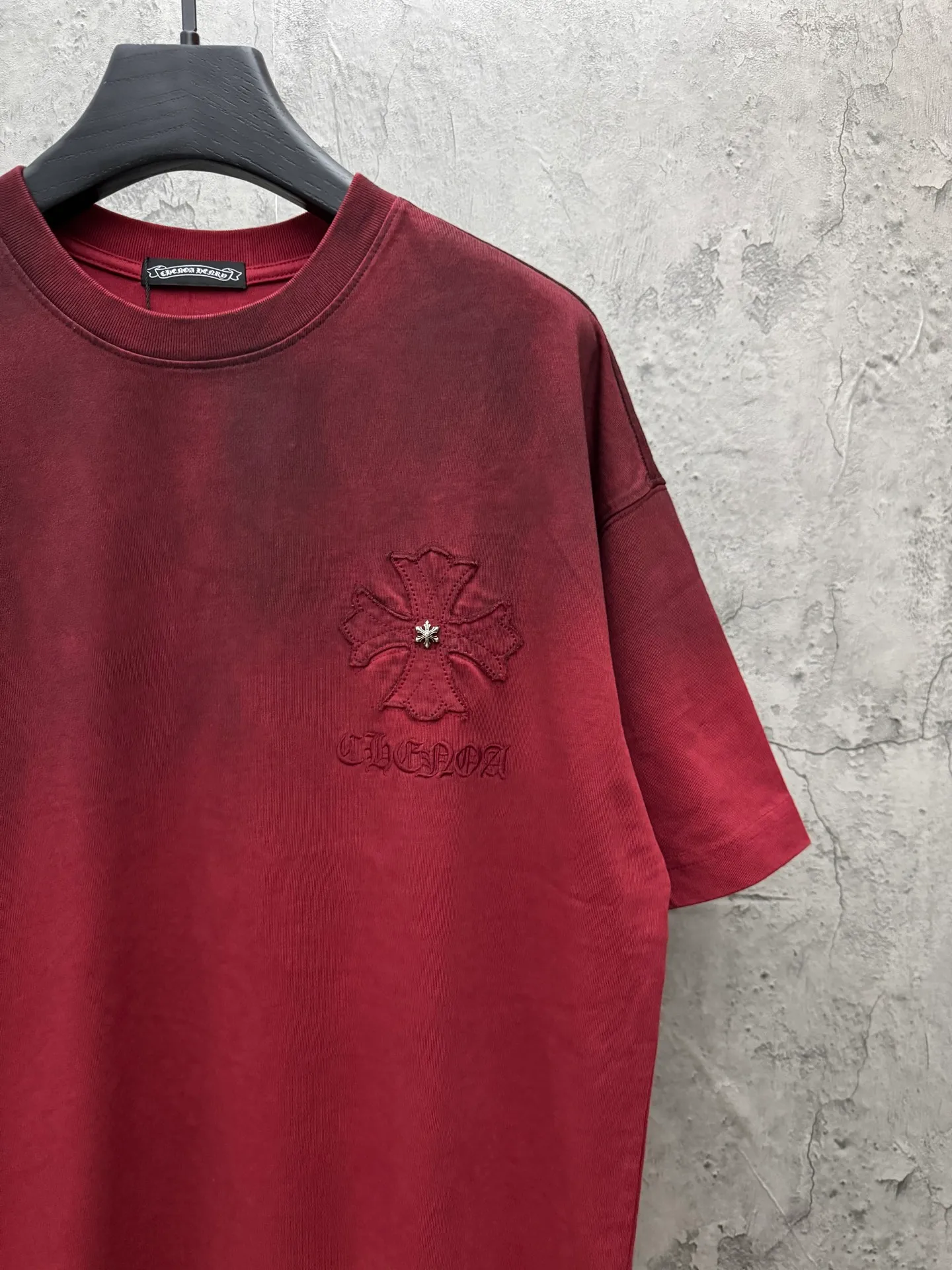 P230 top version, real shot without P, ​​different from market currency) 𝗖𝗵𝗿𝗼𝗺𝗲 𝗛𝗲𝗮𝗿𝘁𝘀/Croxin 2026 spring new original single counter American washed patch embroidered couple short sleeves 👑The highest version! Customized fabric 320 grams, washed and fried, spray horse slip craft, best-selling model at the counter, very comfortable to wear. Accessories: original molded and authenticated collar label ➕ 100% silk wash label. Genuine purchase-grade original hangtag➕matching hanging rope➕3D hanging beads➕original packaging bag. Craftsmanship: The original version has consistent wiring! The highest version of the armhole matching technique! Color: Burgundy Black Size: S M L XL Style No.: 6607